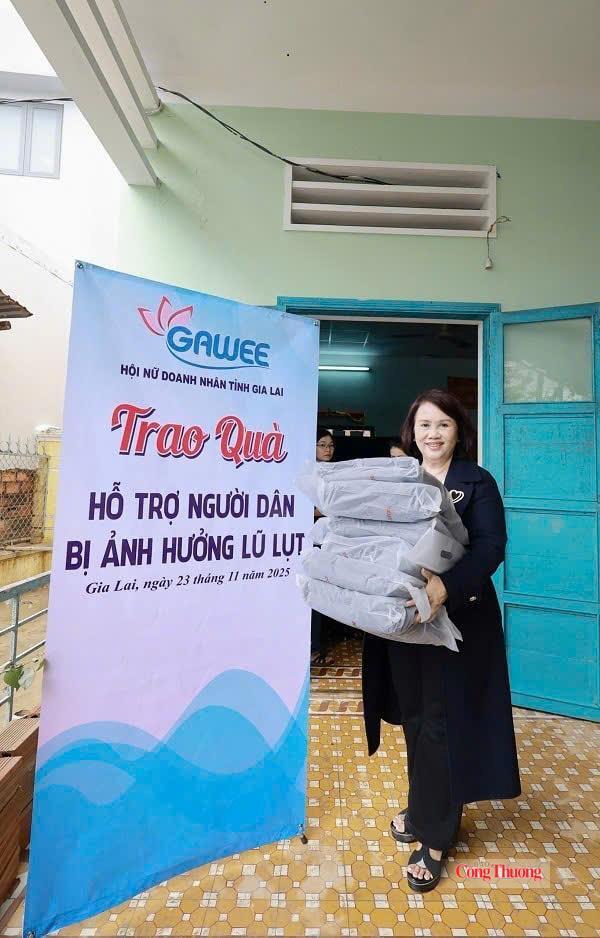B&agrave; Đồng Thị &Aacute;nh, Chủ tịch Hội Nữ doanh nh&acirc;n tỉnh Gia Lai trao qu&agrave; hỗ trợ người d&acirc;n v&ugrave;ng lũ. Ảnh: NVCC