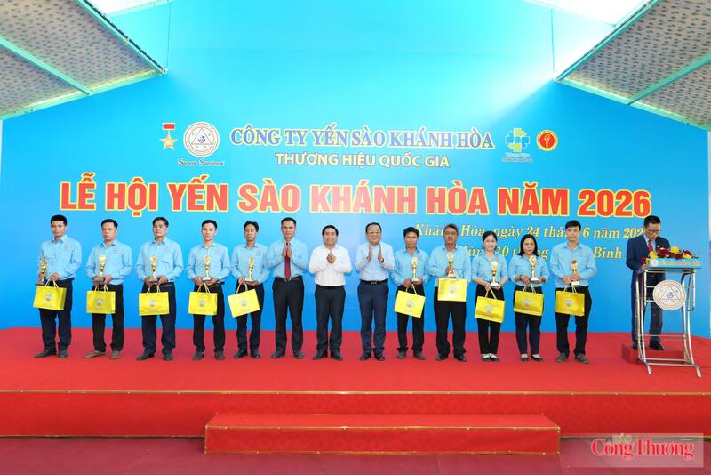 Lãnh đạo tỉnh Khánh Hòa tặng quà cho người lao động Công ty Yến sào Khánh Hòa. Ảnh: ĐVCC