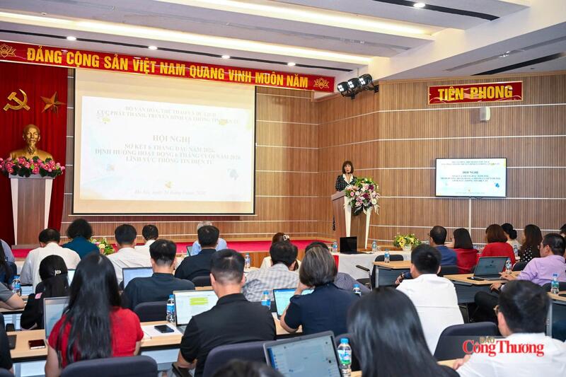 Bà Nguyễn Thị Thanh Huyền, Phó Cục trưởng Cục Phát thanh, Truyền hình và Thông tin điện tử phát biểu tại hội nghị