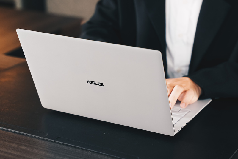 ASUS ExpertBook Ultra với hiệu suất AI vượt trội. Ảnh: ASUS