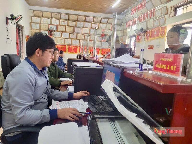 Tại các Trung tâm Phục vụ hành chính công các xã, phường thuộc tỉnh Lai Châu, cán bộ địa phương luôn tận tình hướng dẫn hoàn thiện hồ sơ, hỗ trợ đăng ký trực tuyến các thủ tục hành chính.