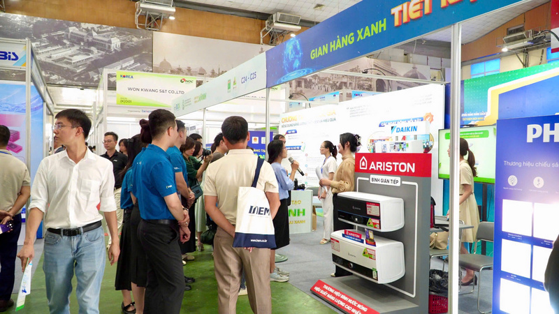 "Gian hàng Xanh - Tiết kiệm năng lượng" thu hút du khách tham quan. Ảnh: ĐCK