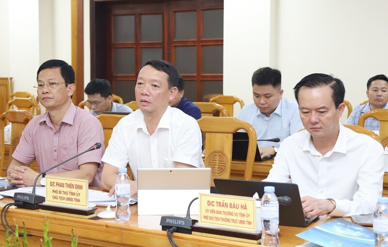 Chủ tịch UBND tỉnh Hà Tĩnh Phan Thiên Định (giữa) tại buổi làm việc với Trung tâm Đổi mới sáng tạo Quốc gia. Ảnh: Cổng TTĐT Hà Tĩnh