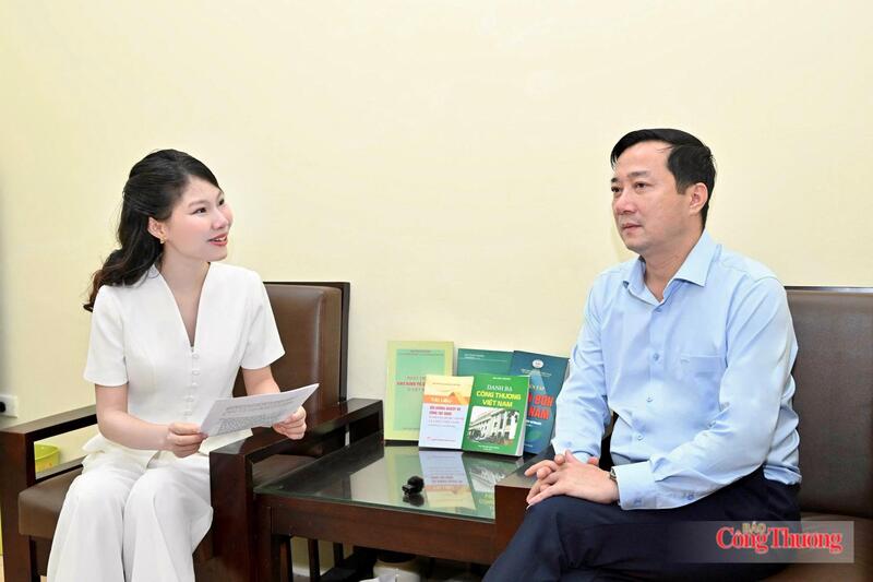 Phóng viên Báo Công Thương có cuộc trao đổi với ông Vương Thành Chung. Ảnh: Cấn Dũng