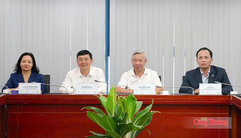 Các đại biểu tại Lễ ký Thỏa thuận hợp tác nhằm nghiên cứu, phát triển và ứng dụng các giải pháp công nghệ nâng cao hiệu quả vận hành hệ thống điện và thị trường điện