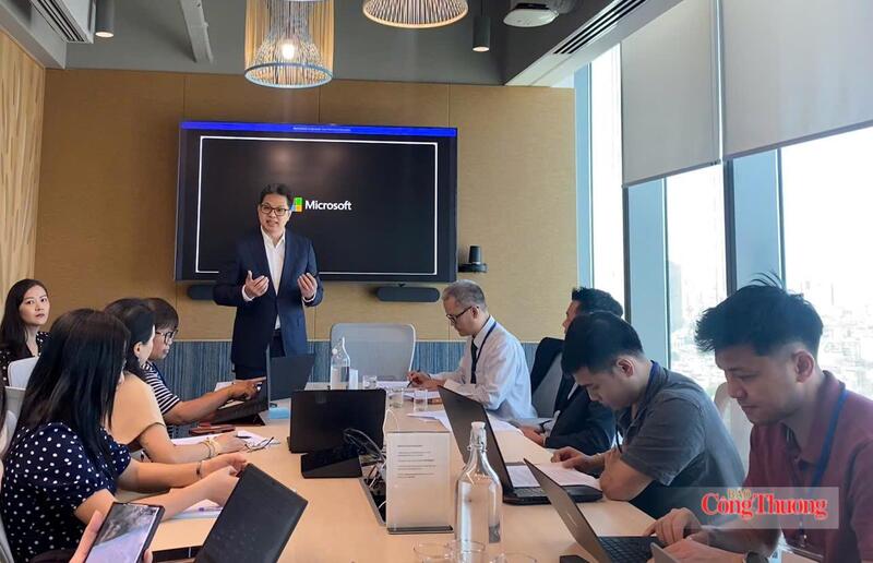 Ông Dhanawat Suthumpun, Giám đốc điều hành Microsoft Thái Lan và các thị trường mới nổi bao gồm Việt Nam chia sẻ với báo chí