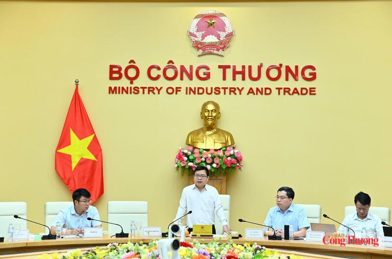 Thứ trưởng Bộ Công Thương Trương Thanh Hoài chủ trì cuộc họp lần thứ hai của Tổ soạn thảo xây dựng Luật Công nghiệp trọng điểm. Ảnh: Nam Nguyễn