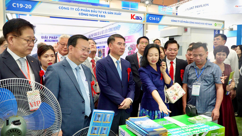 Bà Nguyễn Thị Lâm Giang - Cục trưởng Cục Đổi mới sáng tạo, Chuyển đổi xanh và Khuyến công - Bộ Công Thương giới thiệu Gian hàng Chương trình quốc gia về sử dụng năng lượng tiết kiệm và hiệu quả giai đoạn 2019-2030. Ảnh: ĐCK