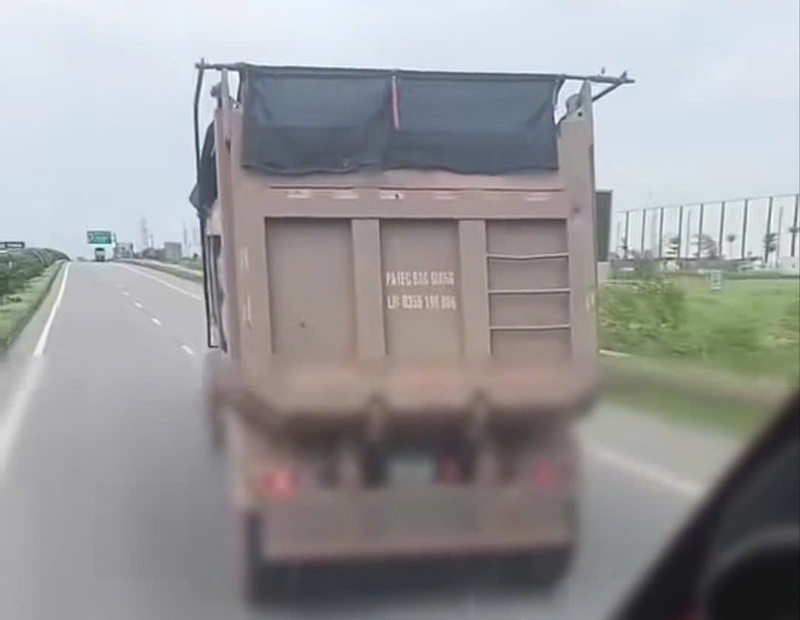 Xe đầu kéo đánh võng trên đường được người dân ghi lại. Ảnh: Cục Cảnh sát giao thông