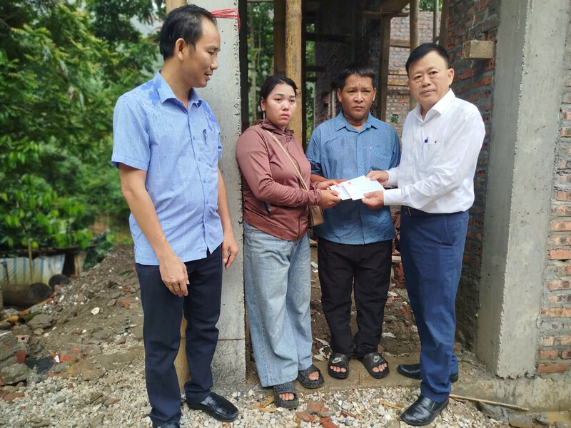 Đoàn công tác đã có mặt tại bản Pá Đơn, xã Lê Lợi để sẻ chia và hỗ trợ kinh phí giúp bà con sớm vượt qua nghịch cảnh. Ảnh: Cổng TT Bộ DT&TG.
