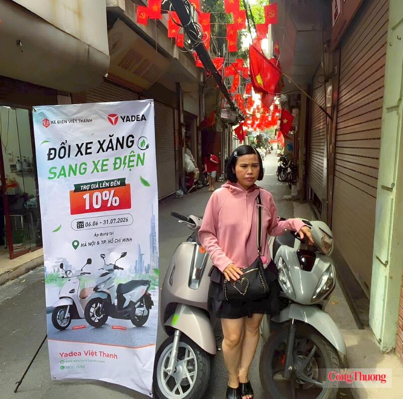 Paní Dao Thi Dung (Hanoj) získala od společnosti Viet Thanh Electric Vehicles podporu na výměnu starého elektromobilu za nový, který si mohla pořídit doma.