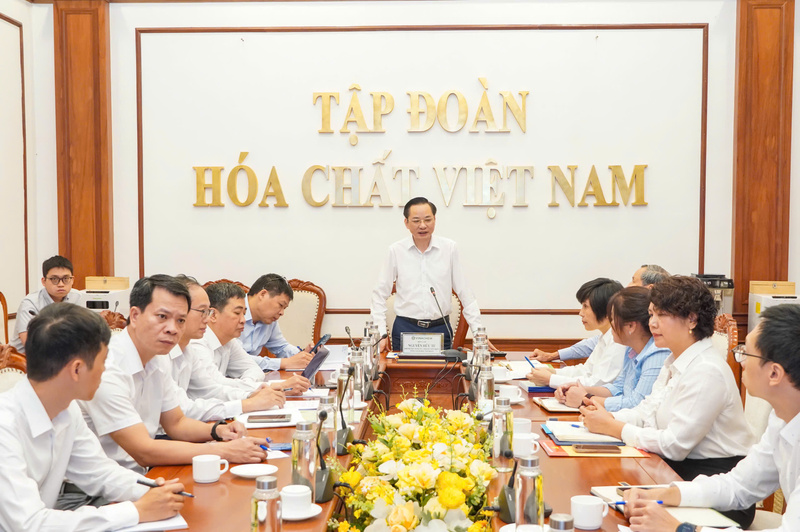 Ông Nguyễn Hữu Tú, Tổng Giám đốc Tập đoàn Hóa chất Việt Nam phát biểu tại hội nghị. Ảnh: L.A