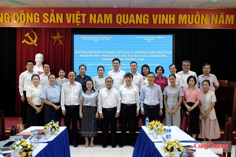 Các đại biểu chụp ảnh chung sau buổi làm việc. Ảnh: Lê An