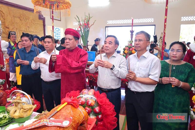 Bí thư Tỉnh ủy Khánh Hòa Trần Phong (áo đỏ) thực hiện nghi thức dâng hương Thủy tổ tại đảo yến Hòn Nội. Ảnh: ĐVCC