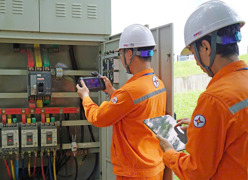 Nhân viên EVNNPC sử dụng các thiết bị công nghệ hiện đại để kiểm tra vận hành lưới điện. Ảnh: EVNNPC