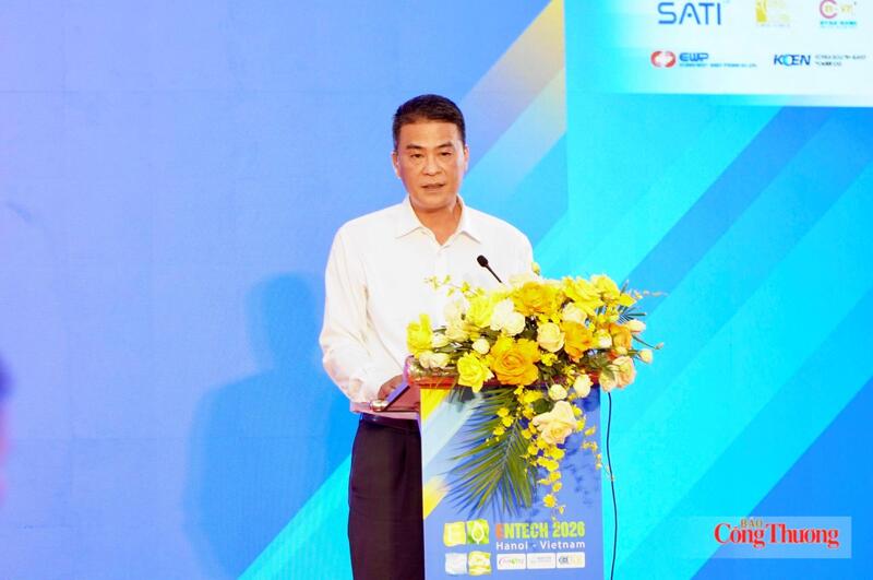 Phó Giám đốc Sở Công Thương Hà Nội Nguyễn Đình Thắng phát biểu khai mạc diễn đàn. Ảnh: Ngọc Anh