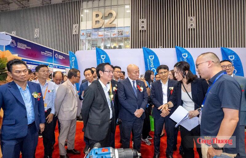 Các đại biểu tham quan gian hàng triển lãm.