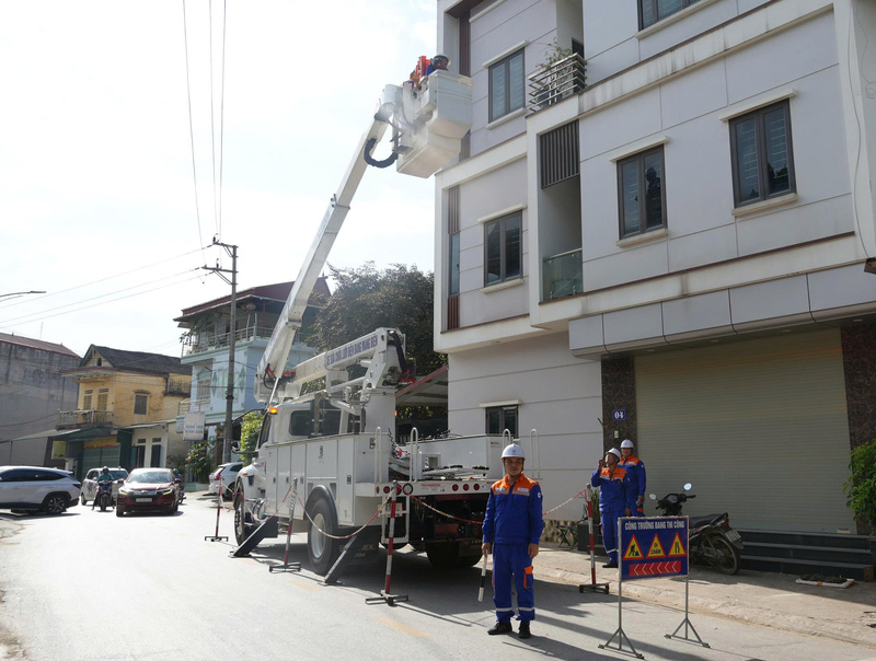 Đội sửa chữa điện hotline thuộc CTĐL Lào Cai thiết lập vùng bảo vệ an khu vực xe gầu chuyên dụng để làm việc trong ngày nắng nóng cao điểm. Ảnh: NH