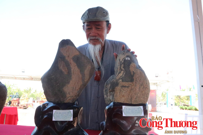 Ông Thích Nhuận Tâm, Phó Chủ tịch Hội đá cảnh – đá phong thủy Việt Nam cho biết, đây là những viên đá quý, đá cảnh được tìm thấy ở các vùng núi cao, nơi thiên nhiên đã mất hàng triệu năm để kiến tạo