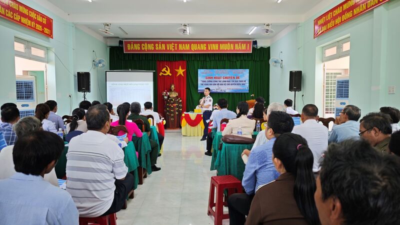 Sinh hoạt chuyên đề với chủ đề “Tăng cường công tác lãnh đạo, chỉ đạo tháo gỡ thẻ vàng IUU gắn với bảo vệ chủ quyền biển, đảo”. Ảnh: Nam Trung
