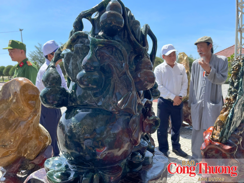 Những khối đá lớn màu ngọc bích được điêu khắc thành hình tượng