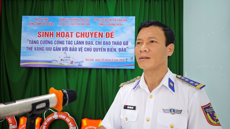 Đại tá Trần Hồng Quế, Phó chính ủy Vùng Cảnh sát biển 2 phát biểu tại hội nghị. Ảnh: Nam Trung
