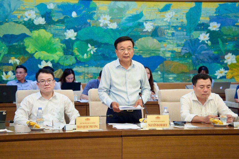 Thứ trưởng Bộ Xây dựng Nguyễn Danh Huy báo cáo về tiến độ xây dựng các dự án luật liên quan. Ảnh: Vũ Hiếu