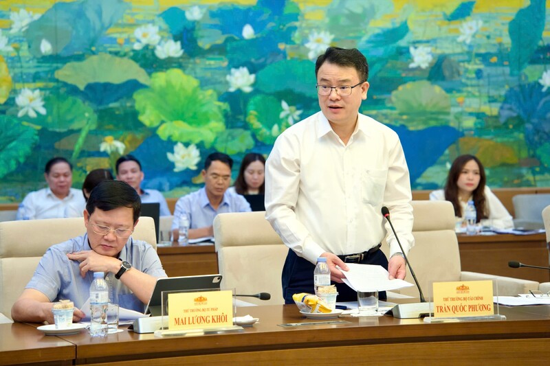 Thứ trưởng Bộ Tài chính Trần Quốc Phương phát biểu báo cáo tại buổi làm việc. Ảnh: Vũ Hiếu