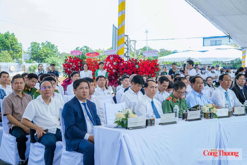 Tham dự buổi lễ có Bí thư Tỉnh ủy Đắk Lắk Lương Nguyễn Minh Triết; Phó Chủ tịch UBND tỉnh Đắk Lắk Đào Mỹ cùng lãnh đạo các sở, ngành, địa phương và đối tác chiến lược của Tập đoàn Trung Nguyên Legend. Ảnh: Lê Sơn