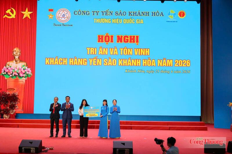 Lãnh đạo Công ty Yến sào Khánh Hòa trao học bổng tại địa phương.