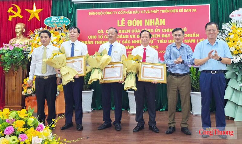 Tặng Bằng khen cho 3 đảng viên hoàn thành xuất sắc nhiệm vụ 5 năm liền giai đoạn 2021-2025. Ảnh: Bá Bính