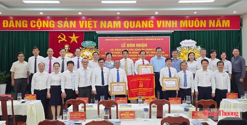 Đảng bộ Công ty cổ phần Đầu tư và Phát triển điện Sê San 3A đón nhận Cờ thi đua của Đảng ủy Chính phủ. Ảnh: Hiền Mai
