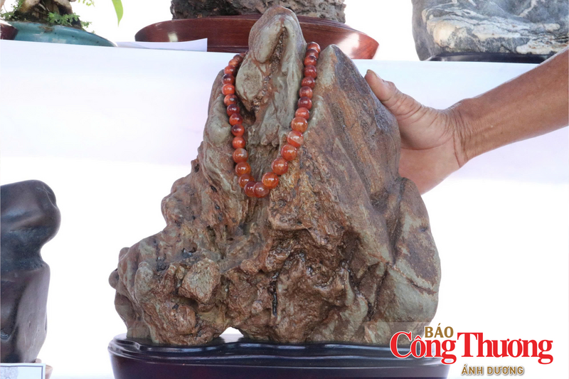 Theo nhiều nghệ nhân, các viên đá từ tự nhiên được đem về đều được lựa chọn kỹ càng, mang dáng dấp, hình hài của một thông điệp riêng nó