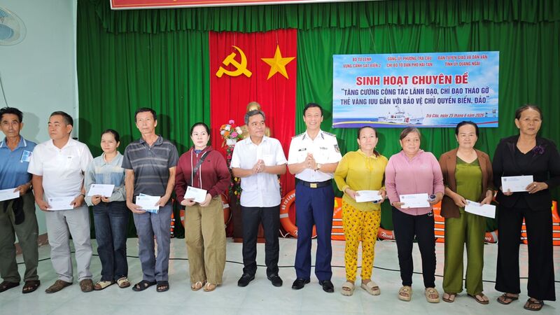 Trao quà tặng đảng viên tiêu biểu và ngư dân có hoàn cảnh khó khăn trên địa bàn phường Trà Câu. Ảnh: Nam Trung