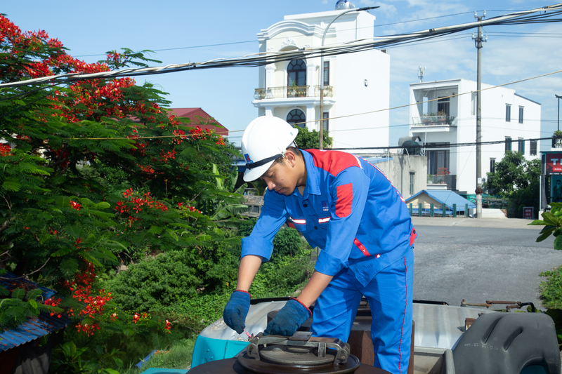 Tận tâm trên từng chuyến xe. Ảnh: PVOIL Nam Định