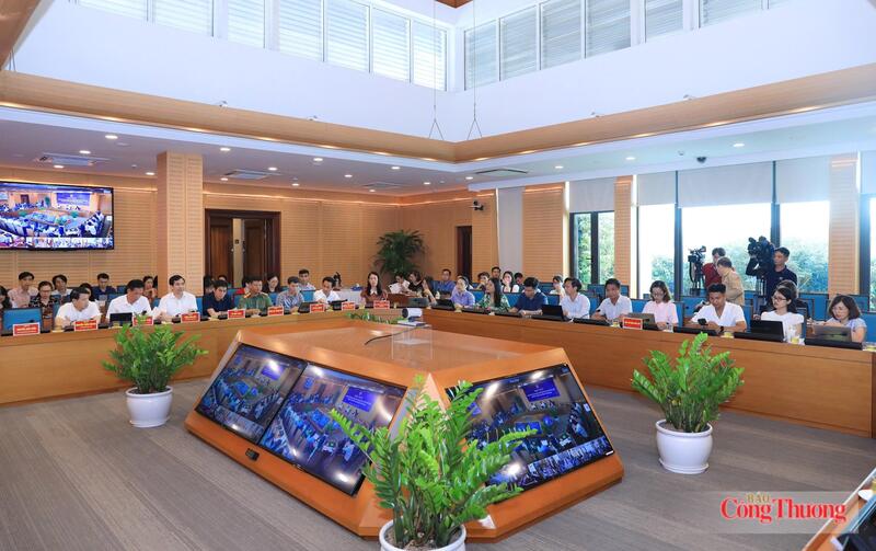 Các đại biểu và phóng viên tham dự buổi họp báo