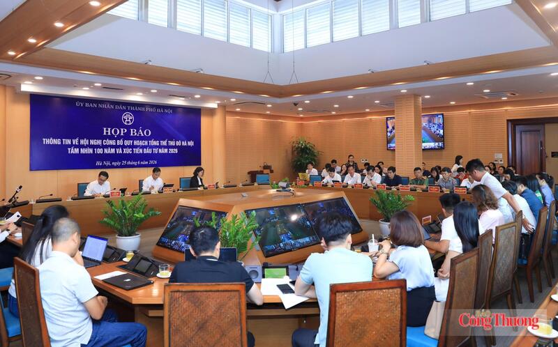 Các đại biểu, phóng viên tham dự họp báo