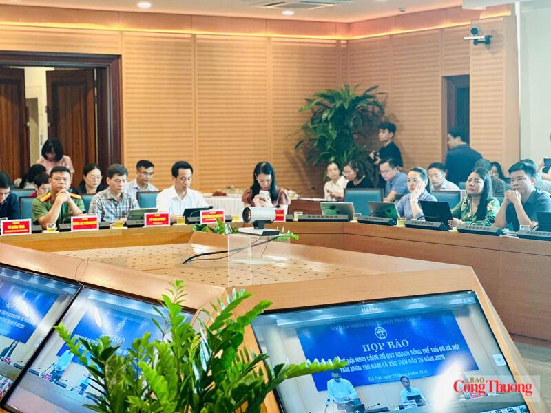 Đại diện các đơn vị và phóng viên tham dự buổi họp báo. Ảnh: Đỗ Nga