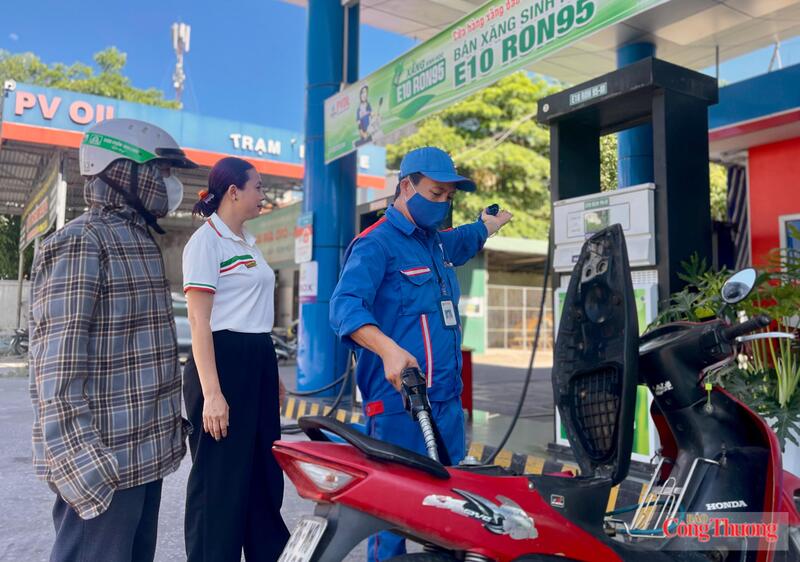 Bà Lê Thị Thủy, Cửa hàng trưởng Cửa hàng xăng dầu số 7 PVOIL Thanh Hóa, tích cực tuyên truyền, hướng dẫn người dân tiếp cận với nhiên liệu sinh học E10. Ảnh: Ngô Nhung