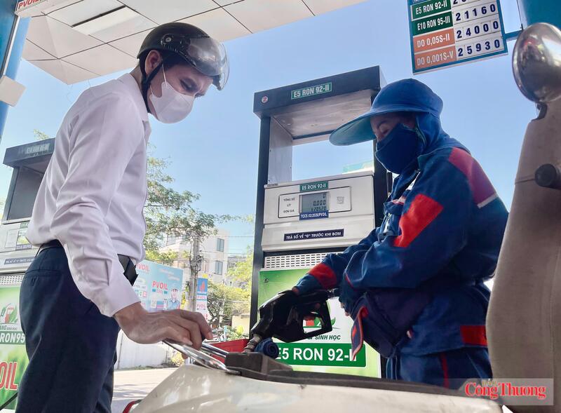 Xăng E10 được anh Thiên và người dân tích cực sử dụng sau gần 1 tháng mở bán toàn quốc. Ảnh: Ngô Nhung