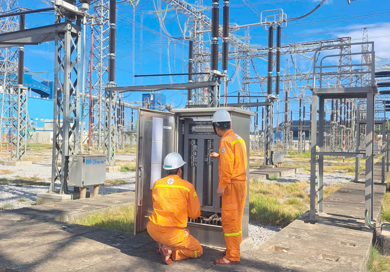 Kiểm tra hệ thống thiết bị tại Trạm biến áp.