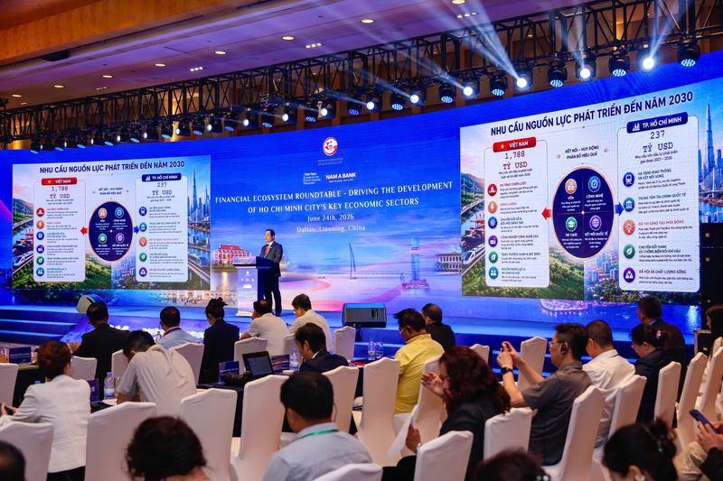 Ông Hà Huy Cường – Phó Tổng giám đốc Nam A Bank trình bày tham luận “Định chế tài chính và động lực chuyển đổi kinh tế” tại “Tọa đàm Hệ sinh thái tài chính - động lực phát triển các ngành kinh tế trọng điểm cho TP. Hồ Chí Minh” – một trong những hoạt động chính của chuỗi sự kiện “Những ngày Hợp tác – Collaboration Days” - (Ảnh: ĐVCC).