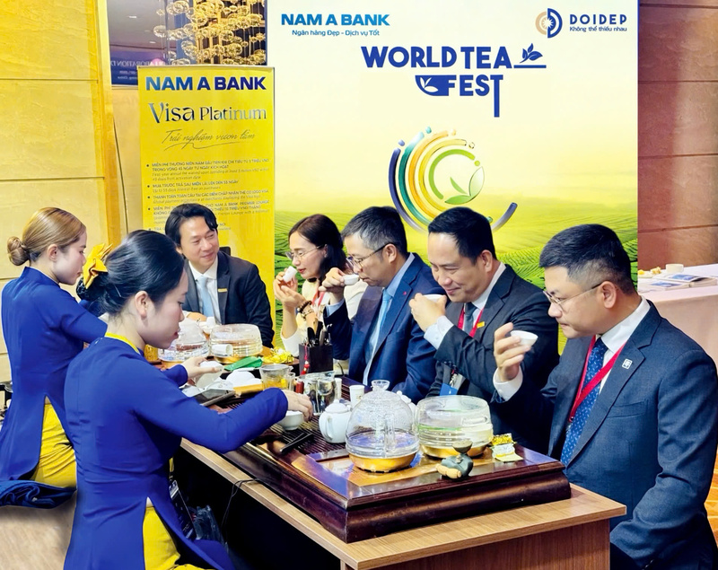 Các đại biểu tham dự chuỗi sự kiện “Những ngày Hợp tác – Collaboration Days” trải nghiệm văn hóa Việt Nam qua không gian Trà của thương hiệu Đôi Dép thực hiện - (Ảnh: ĐVCC).