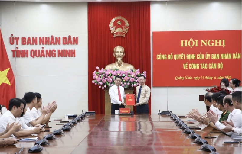 Phó Chủ tịch UBND tỉnh Quảng Ninh Lê Văn Ánh trao quyết định bổ nhiệm cho tân Giám đốc Sở Công Thương Quảng Ninh Hồ Quang Huy. Ảnh: QN