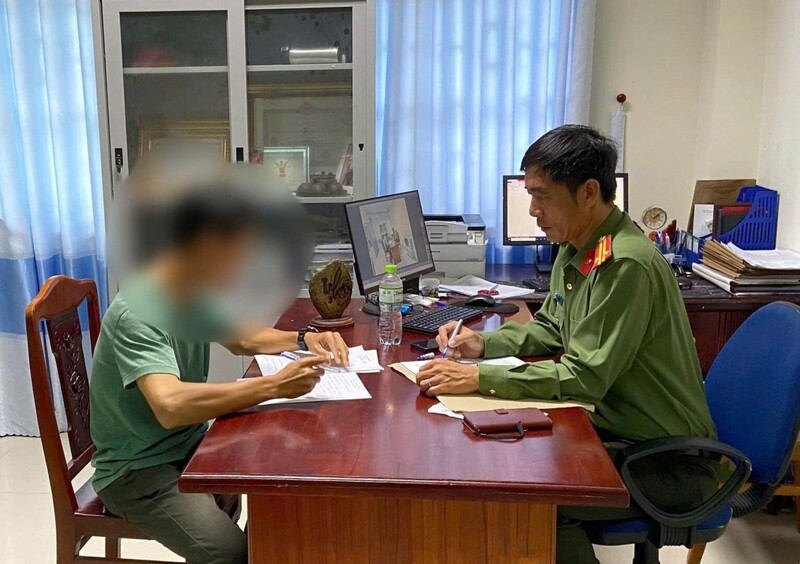 Cơ quan Công an làm việc với một số trường hợp tương tác với thông tin xấu độc trên không gian mạng. (Ảnh: CA)