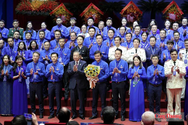 Tổng Bí thư, Chủ tịch nước Tô Lâm tặng hoa Ban chấp hành Trung ương Đoàn thanh niên Cộng sản Hồ Chí Minh khóa XIII - Ảnh: Đức Vũ