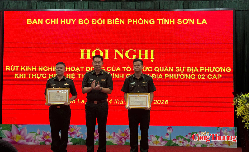 Thiếu tá Phạm Thiện Thuật vinh dự nhận Bằng khen của Bộ trưởng Bộ Quốc phòng vì có thành tích xuất sắc trong công tác chăm sóc, bảo vệ sức khỏe bộ đội và nhân dân vùng sâu, vùng xa, biên giới, hải đảo giai đoạn 2020 - 2025. Ảnh: NVCC
