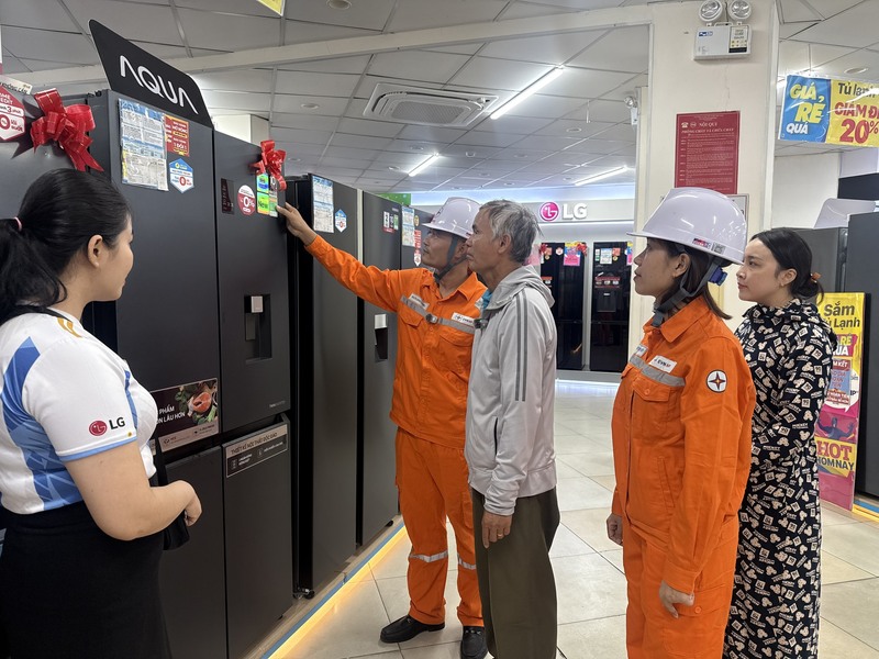 Ngành điện hướng dẫn người dân sử dụng điện tiết kiệm. Ảnh: Cao Thảo