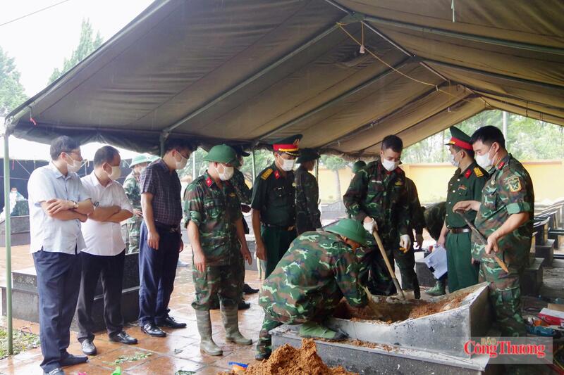 Các lực lượng chức năng tiến hành cất bốc lấy mẫu thông tin hài cốt liệt sĩ chưa xác định được danh tính tại Nghĩa trang liệt sĩ xã Trùng Khánh (tỉnh Cao Bằng).