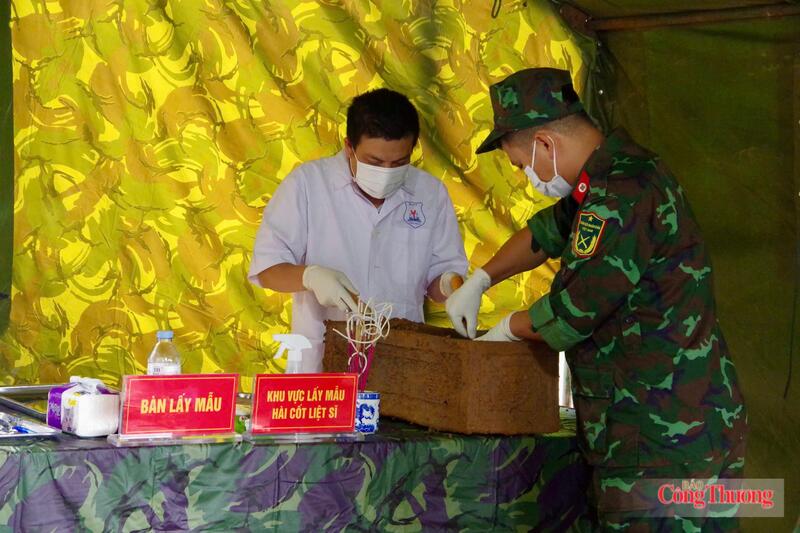 Lực lượng chức năng tiến hành lấy mẫu, số hóa thông tin hài cốt liệt sĩ tại Nghĩa trang liệt sĩ xã Hạ Lang (tỉnh Cao Bằng).